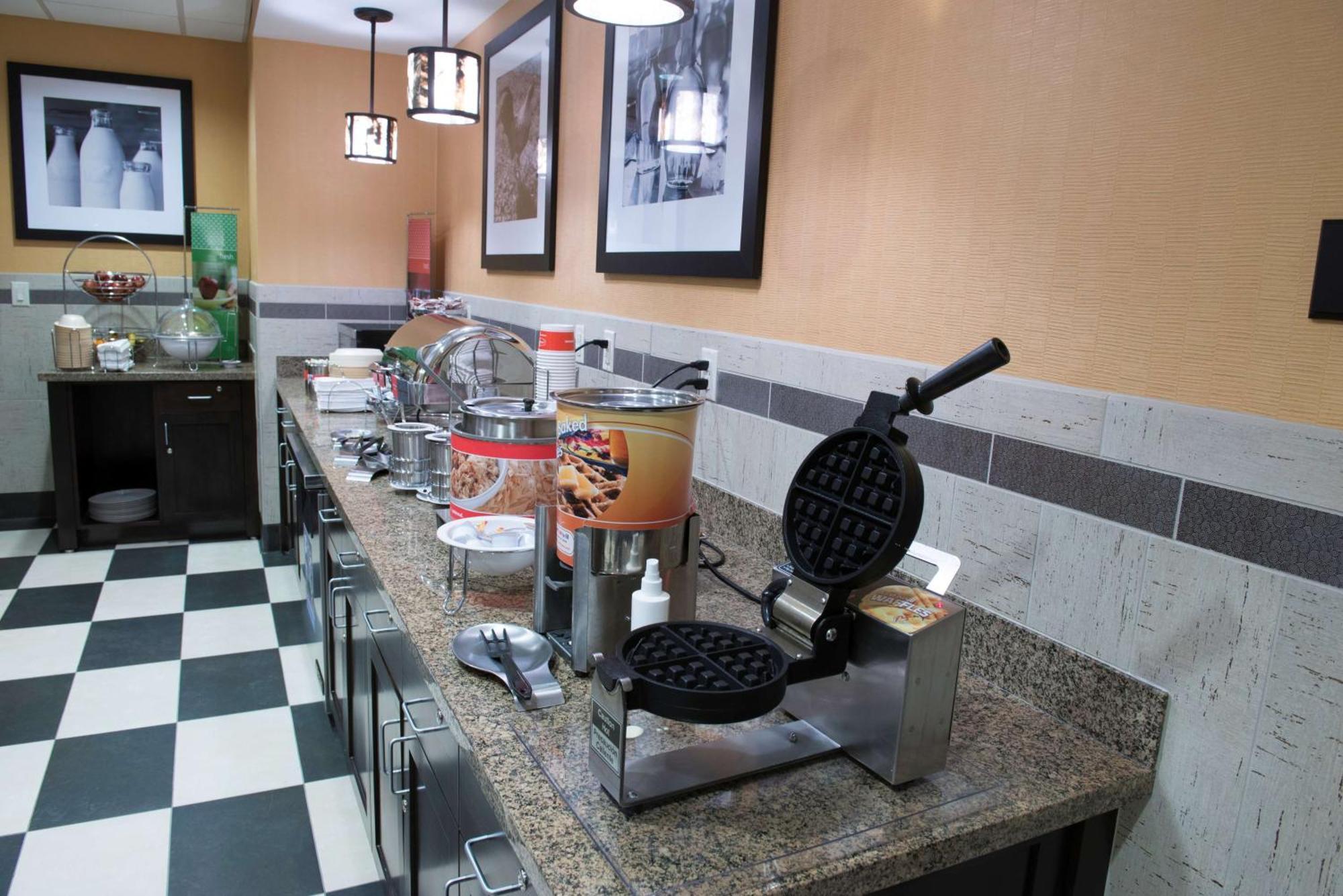 Hampton Inn & Suites Bismarck Northwest Zewnętrze zdjęcie